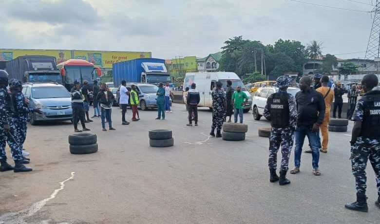 Lagos LG Poll: Berger Road Barricades Halt Vehicles, Strand Passengers