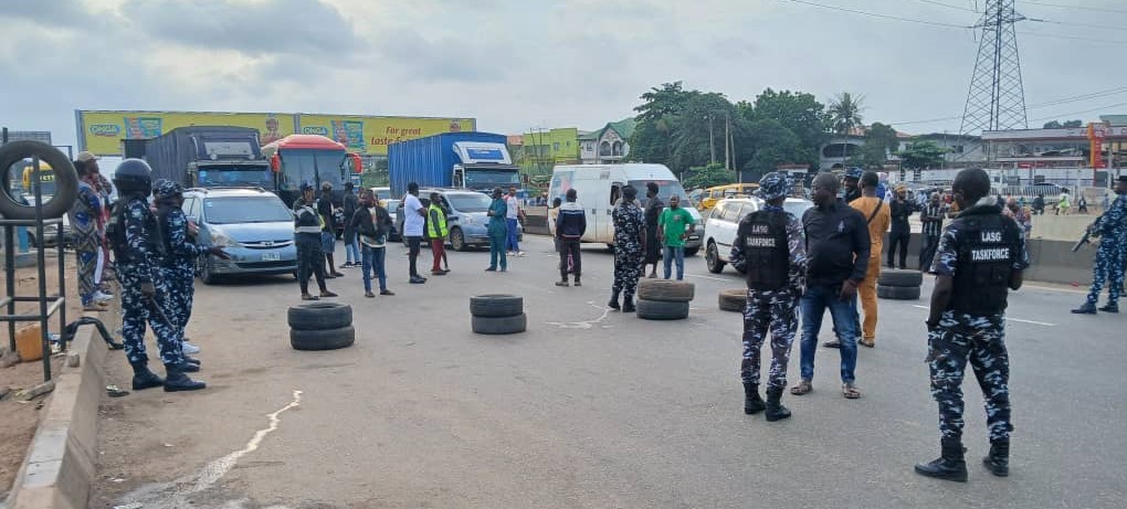 Lagos LG Poll: Berger Road Barricades Halt Vehicles, Strand Passengers